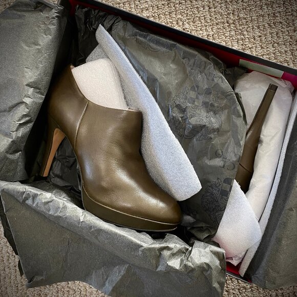 Vince Camuto "Elvin" Leather Platform Booties in Olive Drab Nappa, 6.5M - Picture 14 of 15